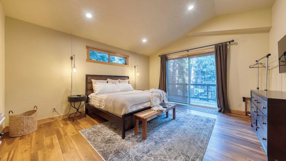 Cozy Tahoe Retreat w/ Hot Tub, Movie Room & Forest Views Tahoma Getaway by Avantstay