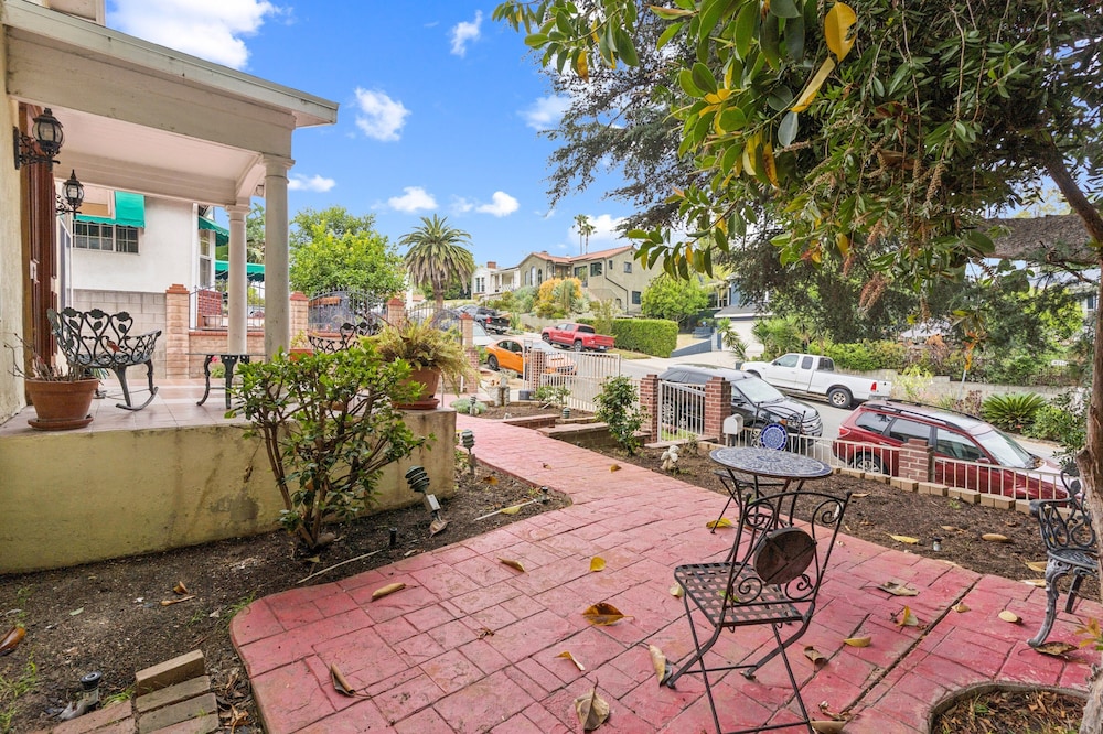 Russell House Near Hollywood & Griffith Park 3 Bedroom Home