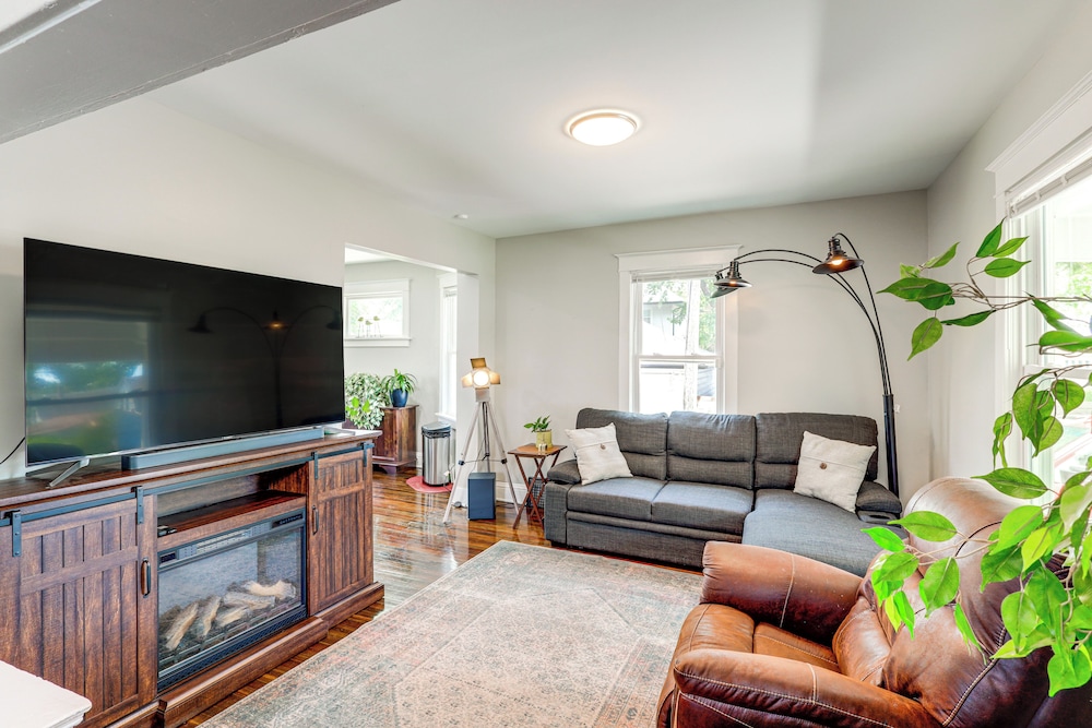 4 Mi to Dtwn Omaha: Spacious Home w/ Fenced Yard!