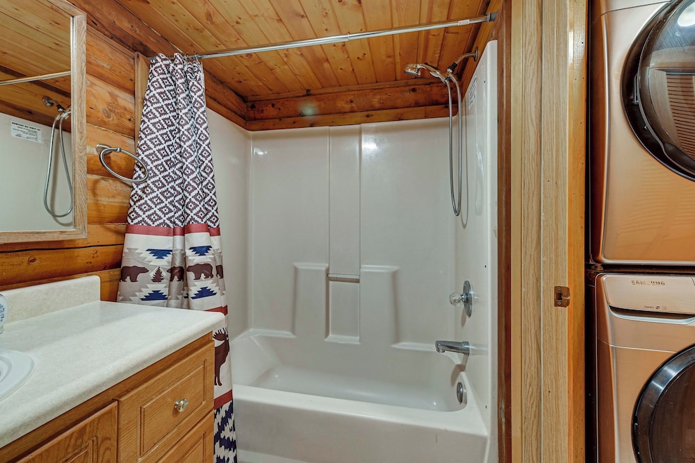 Roomy Log Cabin w/ Hot Tub, Walk to Kenai River! view 2