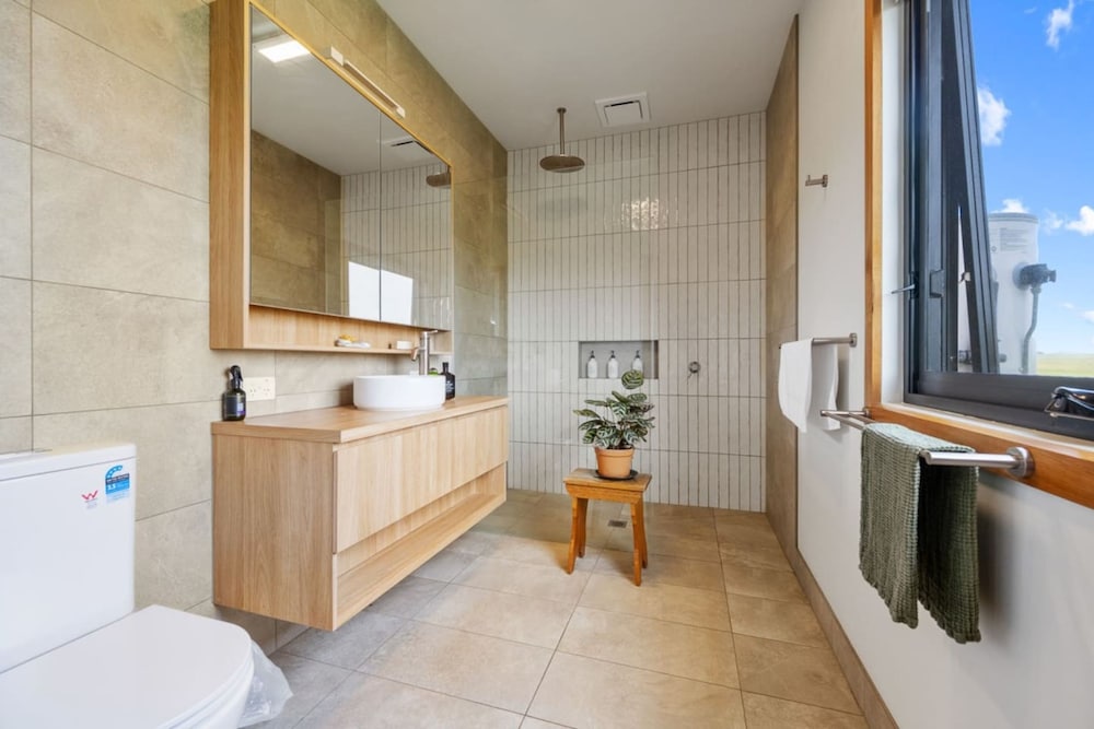 Modern Coastal Escape Pet Friendly With Fireplace