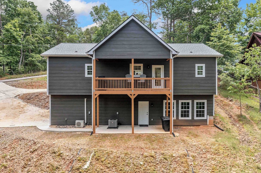 New Listing - Luxurious Mountain Home for 8 With Amenities