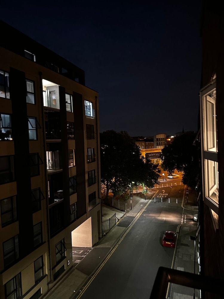 Charming Birmingham Apartment With Mini Balcony and Wifi With a Free Parking