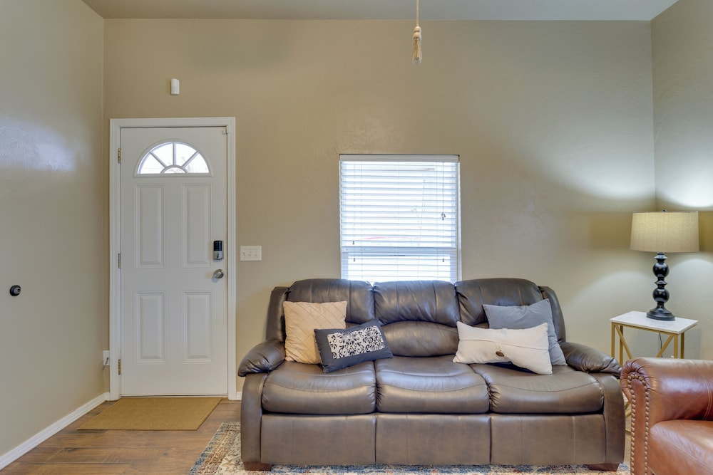 Apartment Half-mi to Downtown Guthrie!