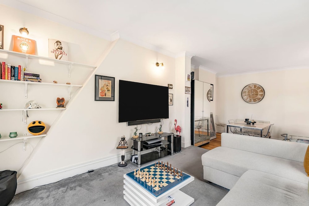 Elegant 1BR Apartment in Kensington With Balcony