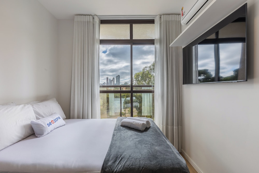 Studio in Condominium w/ Gym and Laundry Eco0304