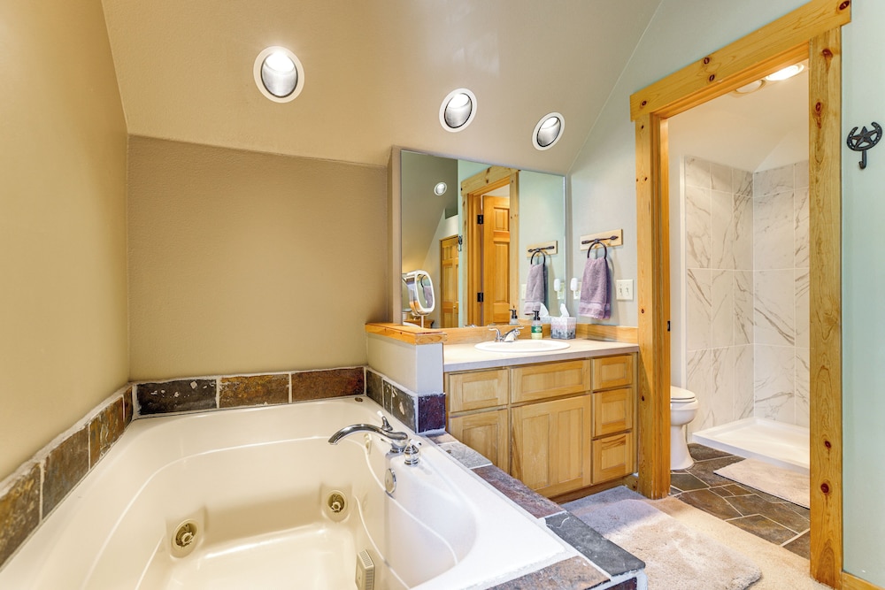 Hike, Fish & Ski: Redmond Escape w/ Hot Tub!