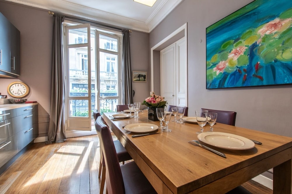 Splendid 5BR Family Apartment - Trocadero