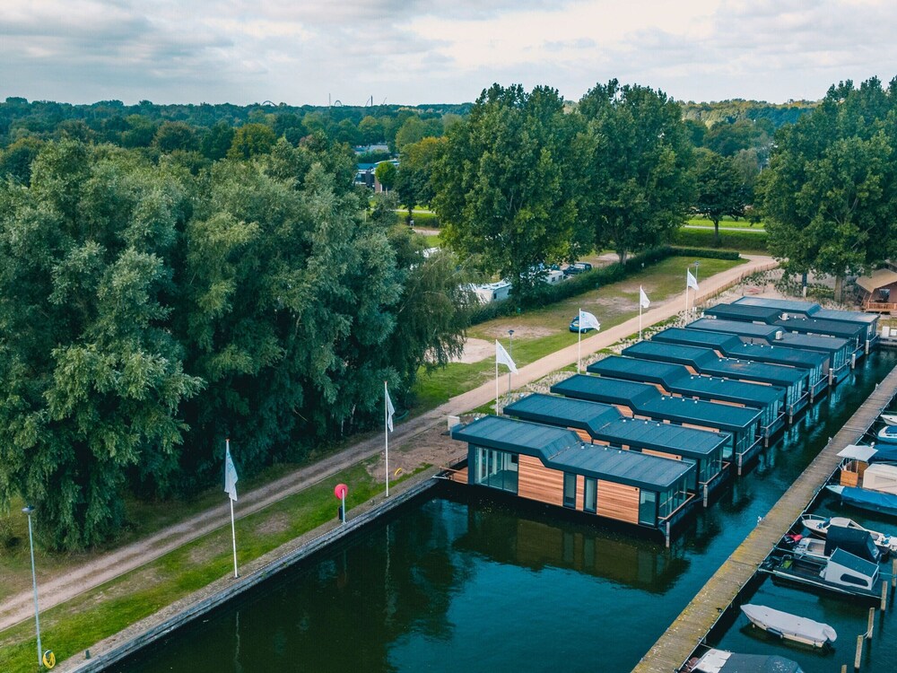 Tiny House by Lake Veluwe With Water Sports view 4