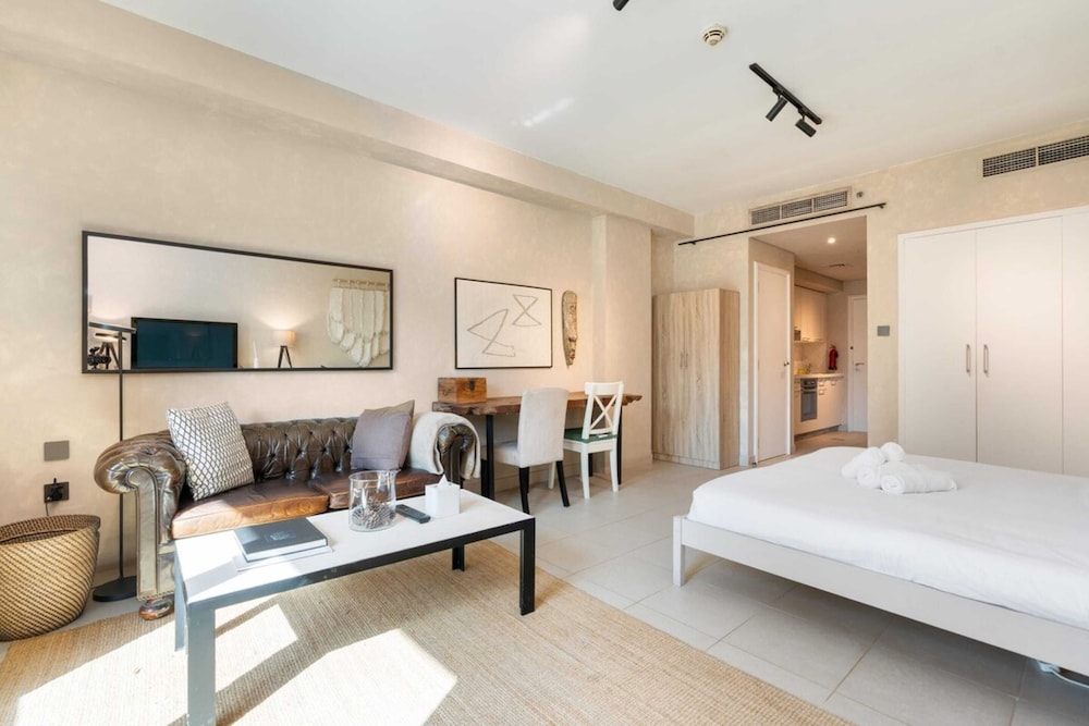 Stylish Studio Apartment w/ Patio, Downtown Dubai