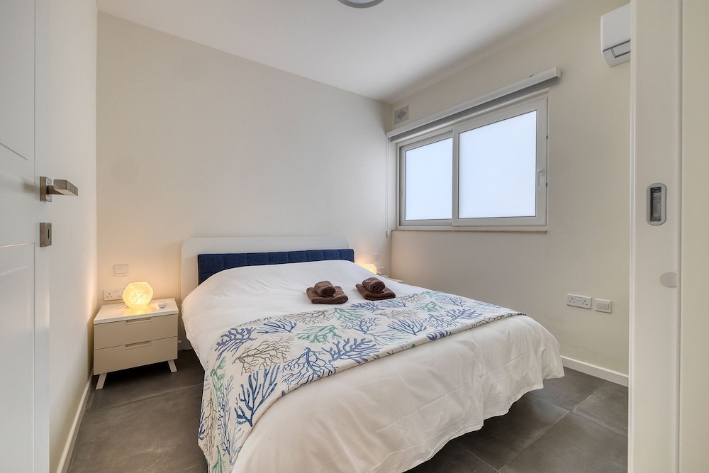 Stunning 3BR Apartment With Marina Views photo 2
