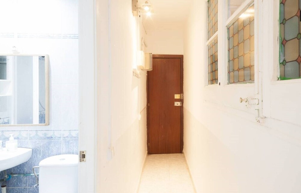 Central Born Apt 31 photo 4