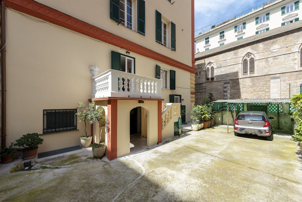 Central Flat In Genova