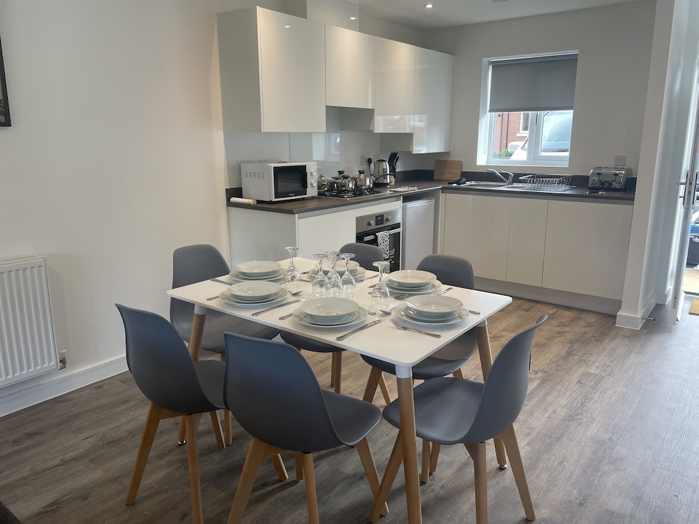 Beautiful 3-bed House in Derby With Parking view 5