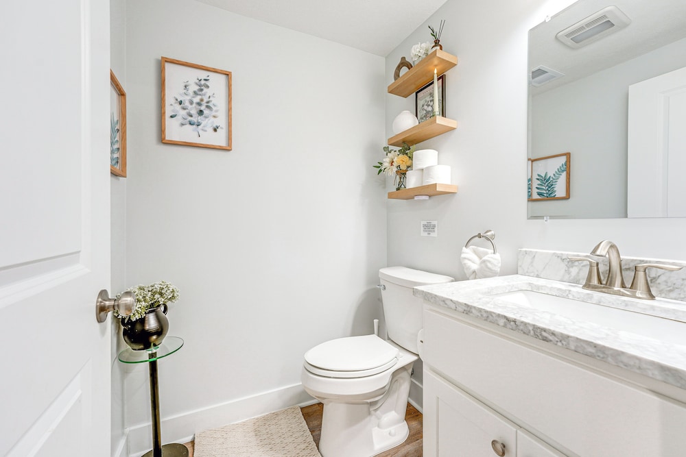 Serene & Updated Escape: 1 Mi to Heritage Landing