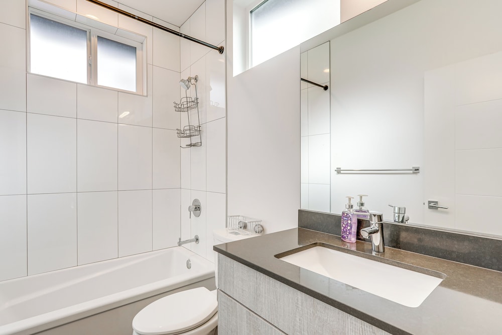 Walk to UW: Townhome w/ Rooftop Patio!
