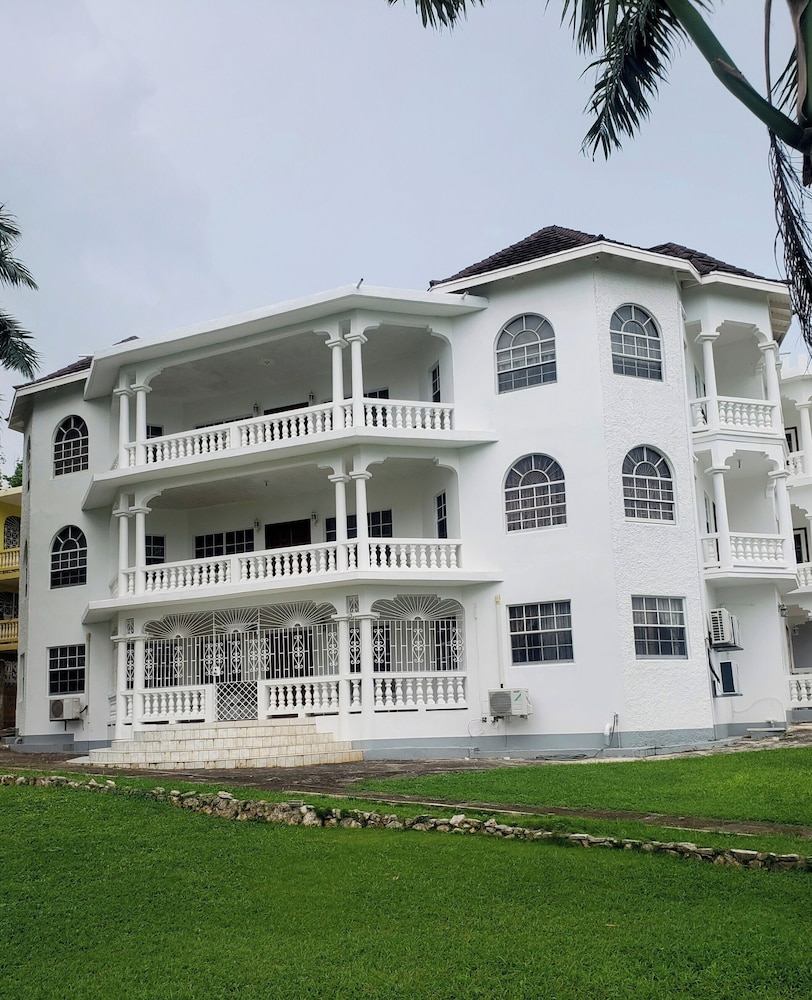 Hotel Comfy Haven - Image 1