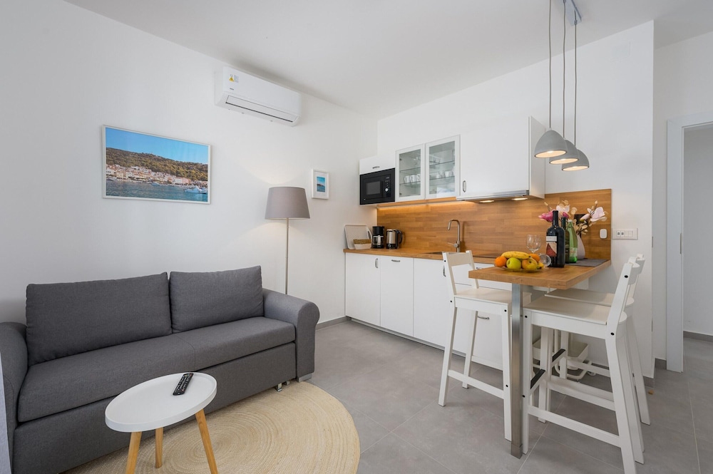Attractive Apartment With Garden