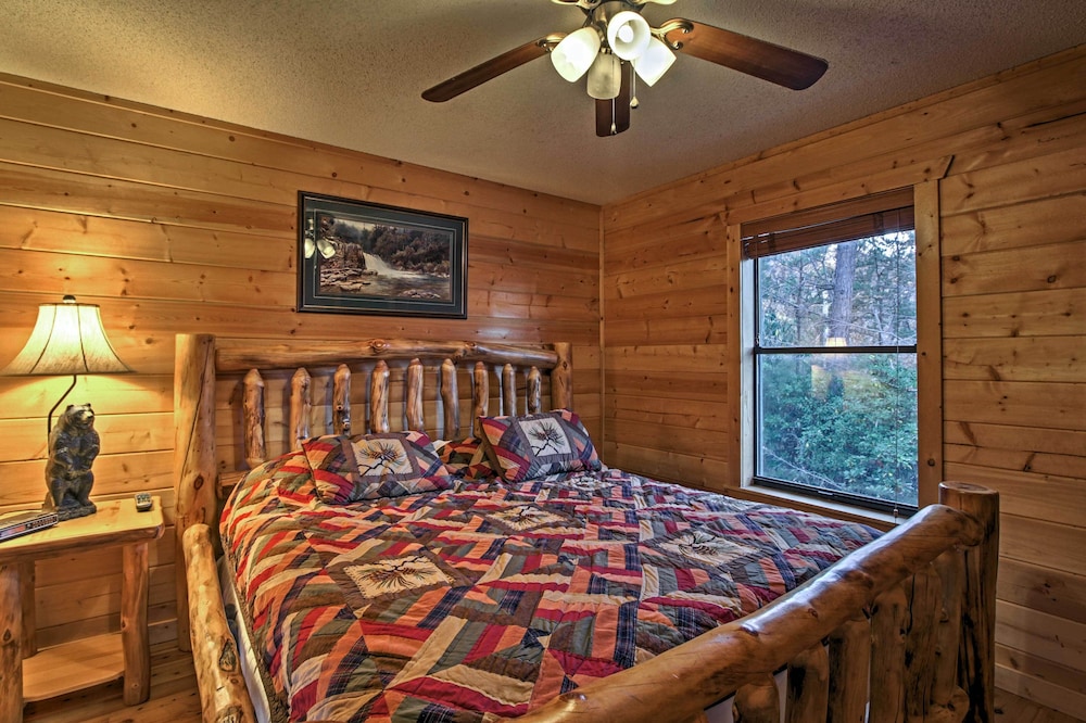 Hot Tub & Mtn Views: Scenic Cabin in Gatlinburg!