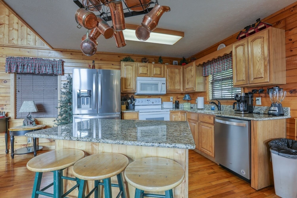 An Amazing View - 4 Bedrooms, 3.5 Baths, Sleeps 10 Cabin by RedAwning
