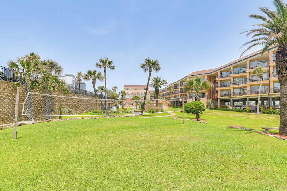 Walk to Beach: Pool-view Condo in Galveston!