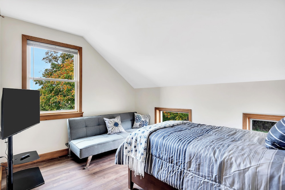 4 Mi to Dtwn Granville: Family Home w/ Deck!