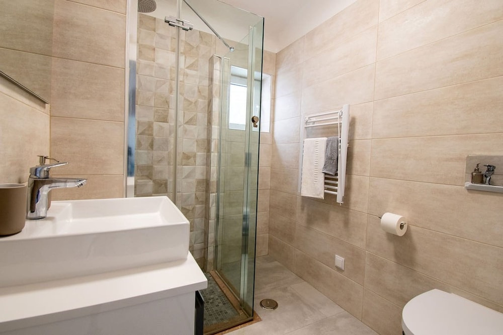 Lavanda Magnificent Five Bedroom Villa in Carvoe
