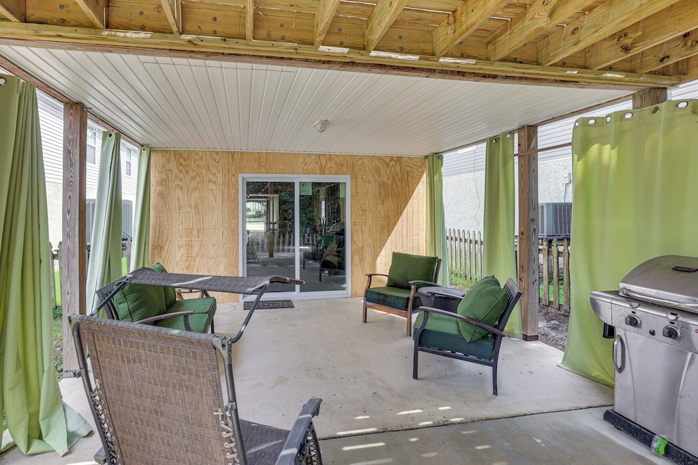 4 Mi to Beaches: St Simons Island Escape w/ Patio!