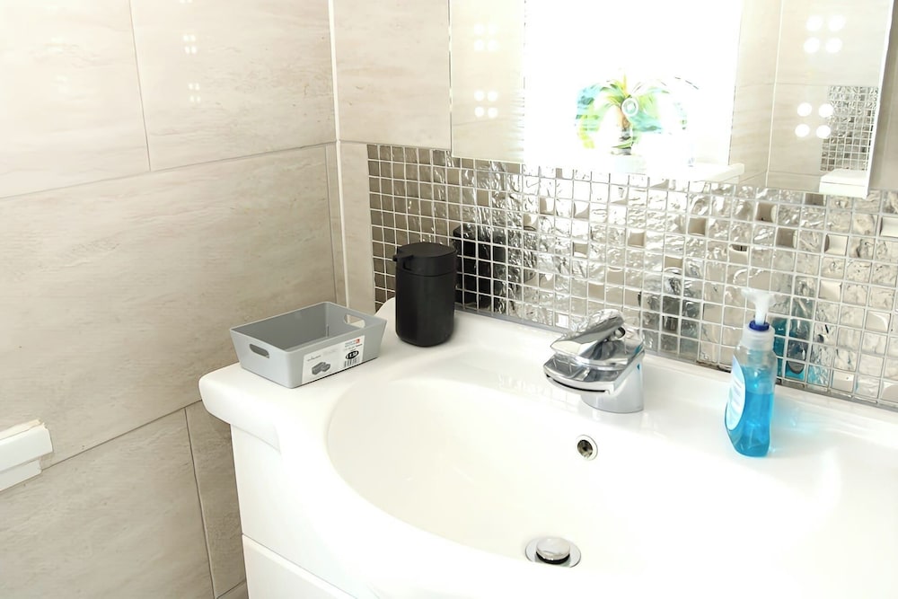2BR House-sleeps 5-parking-contractors & Families