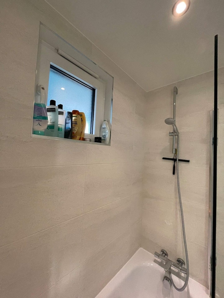 Bright 1BD Flat W/balcony - Heart of Brixton!