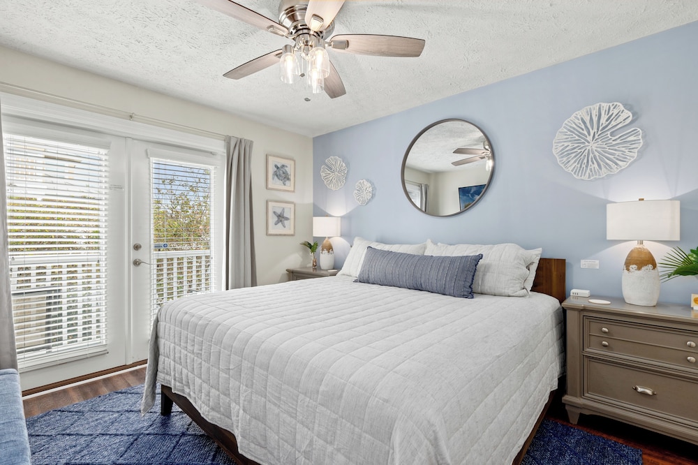 Escape to Sand Dollar Holler: Coastal Retreat, 3 Beds, 2.5 Baths, Sleeps 10!