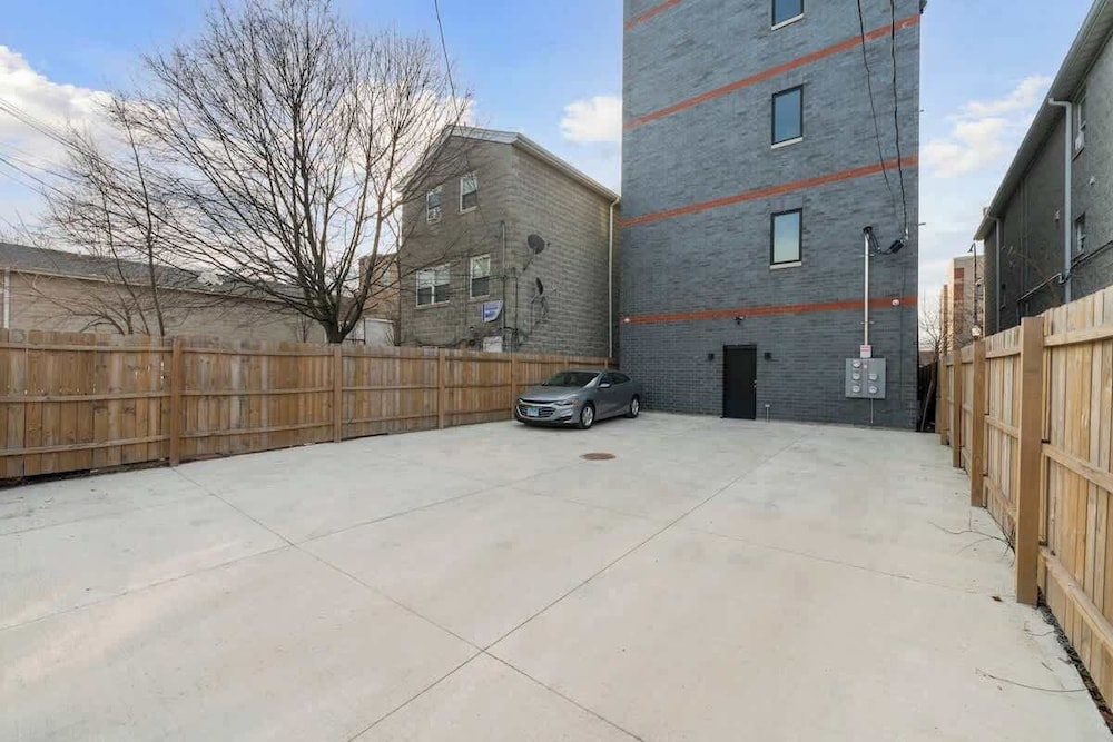 New 3bed 2bath Condo With Parking by United Center