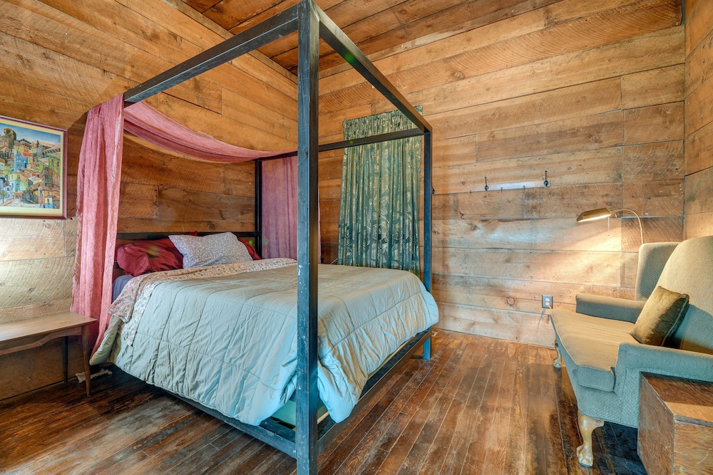 Klamath Falls Vacation Rental < 1 Mi to Downtown! view 4