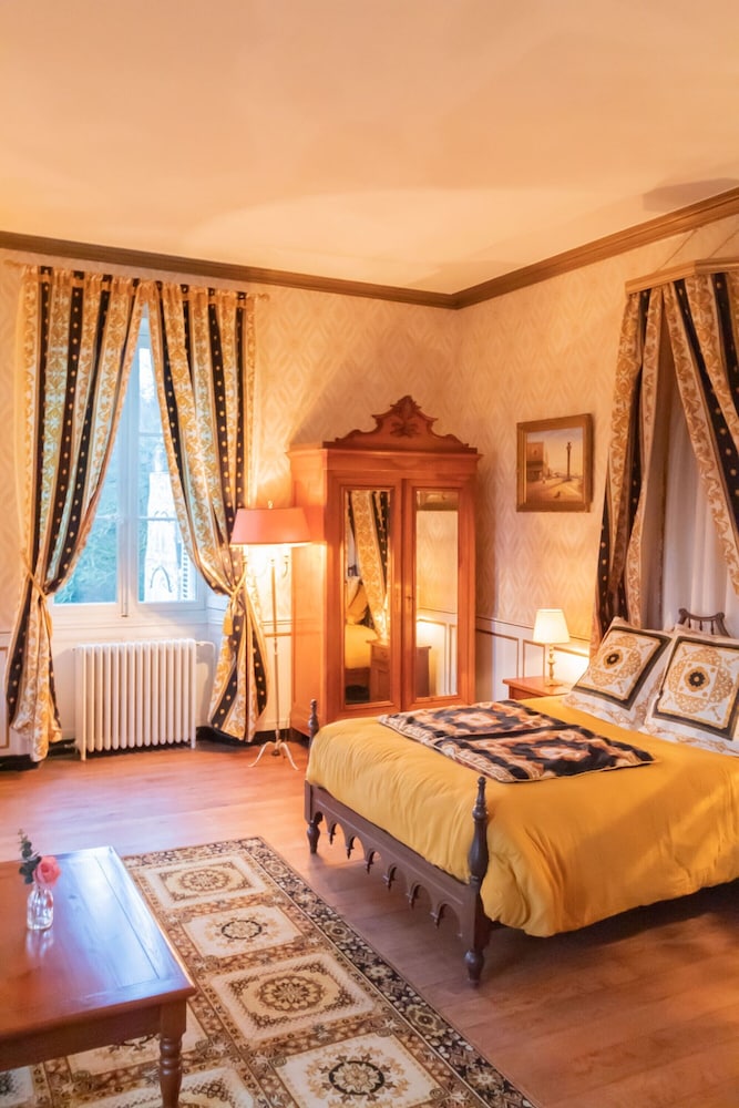 Chateau du Hallay view 3