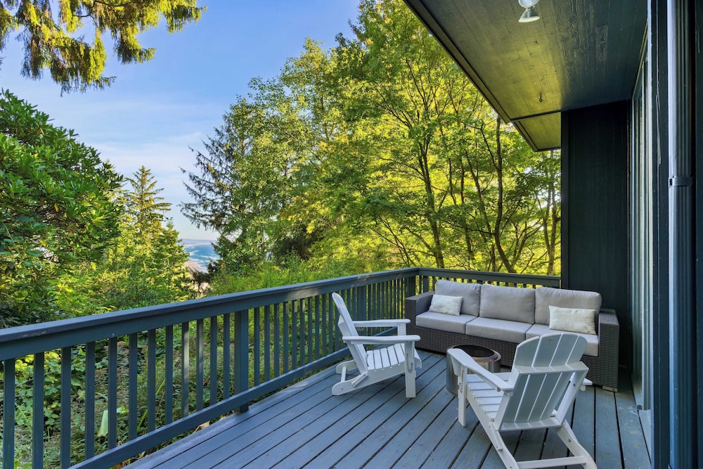 Coastal Escape w/ Balcony, Firebowl & Ocean Views Near Manzanita Sunset House by Avantstay