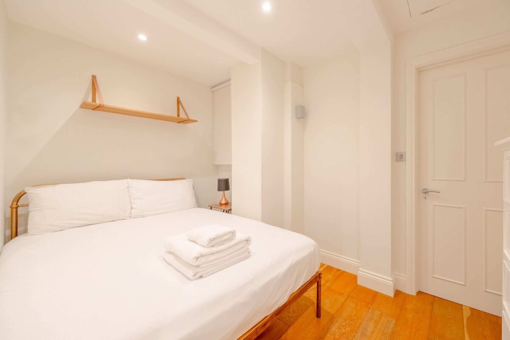 Gorgeous 2BD Flat With Patio - South Kensington!
