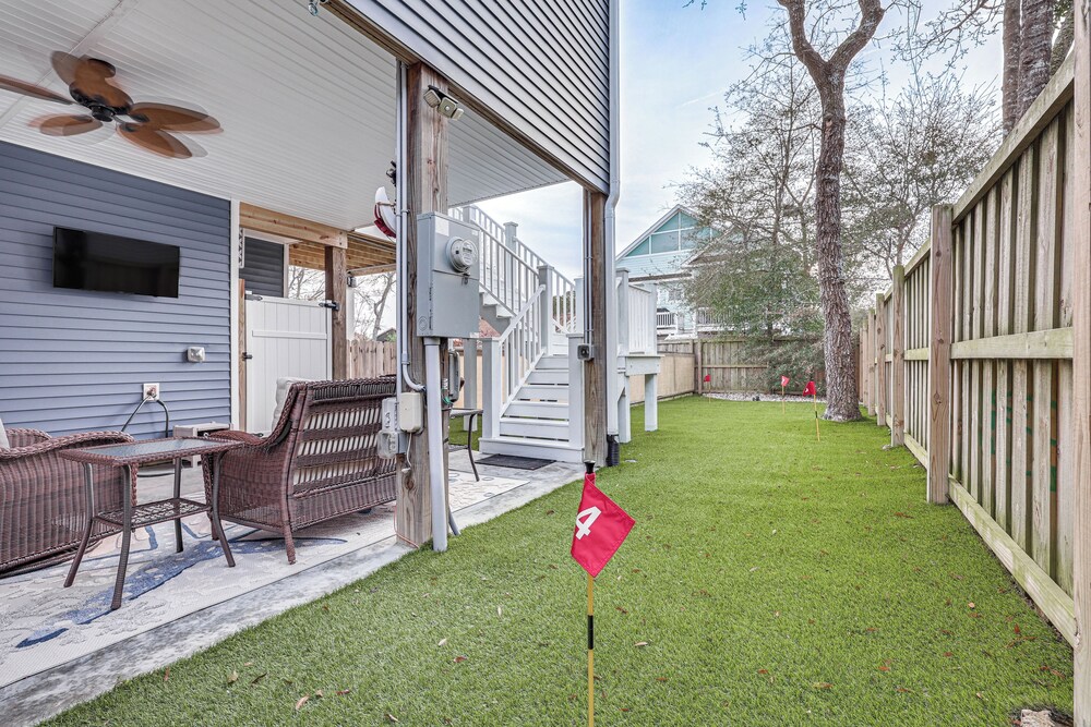 2 Mi to Long Beach: Home w/ Patio & Putting Green!