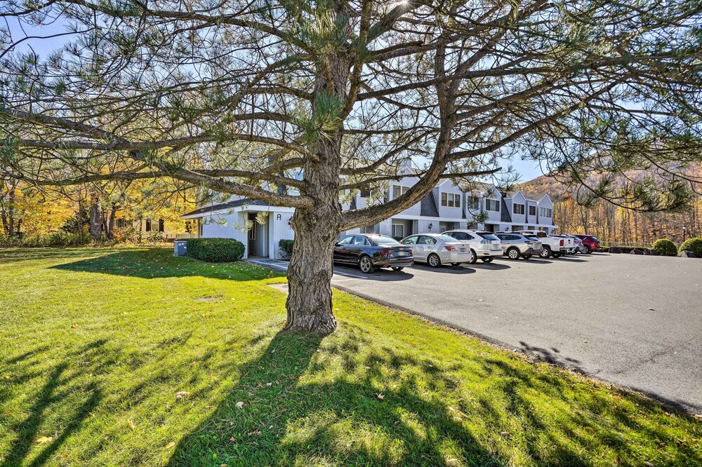 First-floor Hunter Condo < 1 Mi to Slopes! view 4