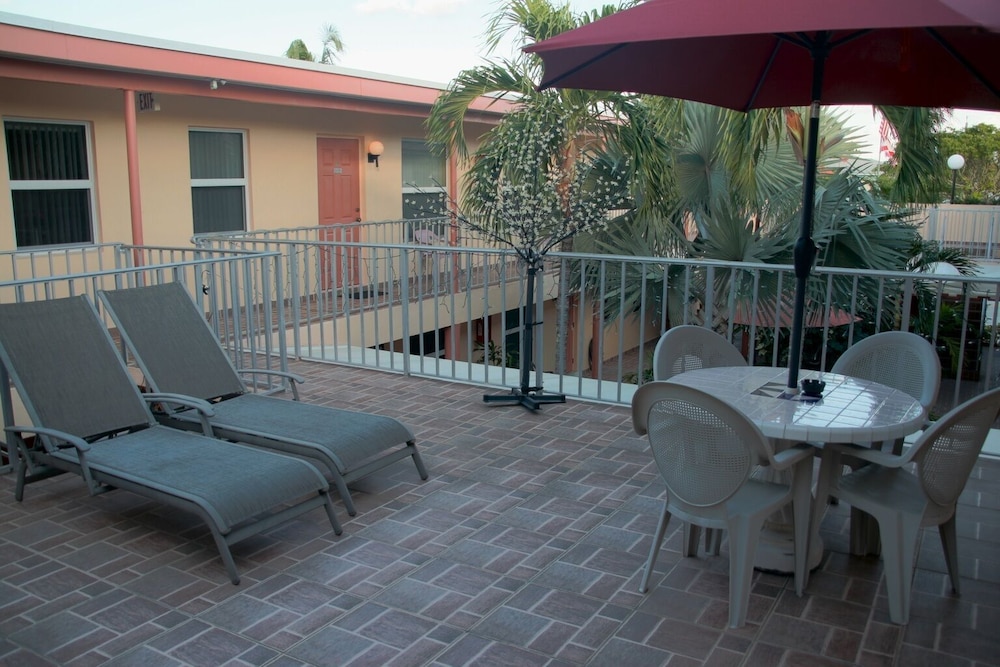Lago Mar Motel and Apartments