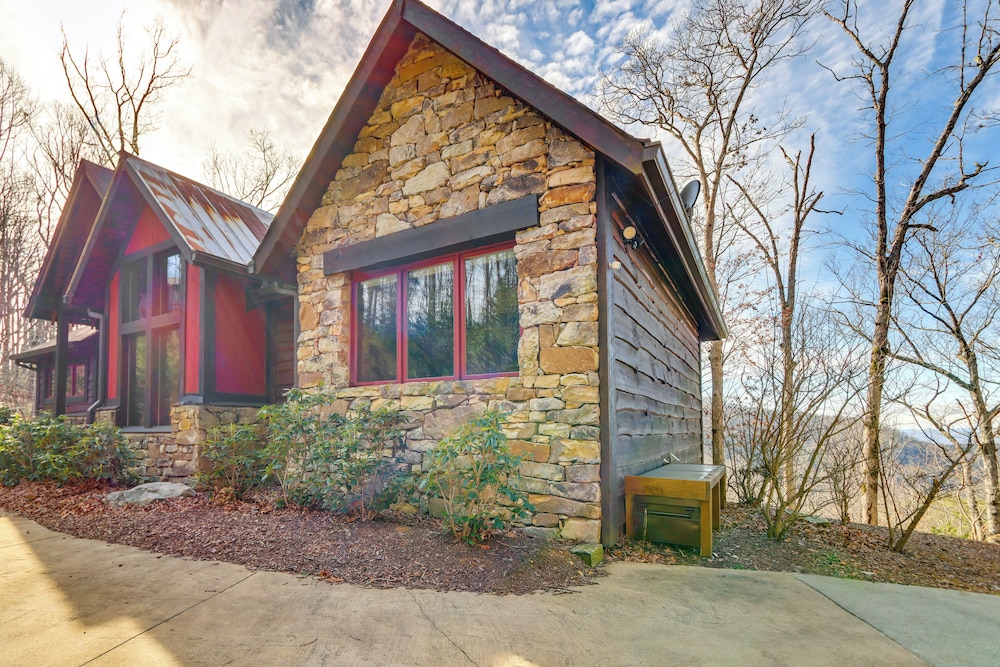 Quiet Blue Ridge Cabin w/ Hot Tub, Mountain Views! view 5