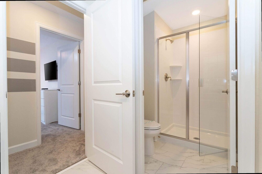 Stylish 4Bd w Lake View Pool Kids Themed Room