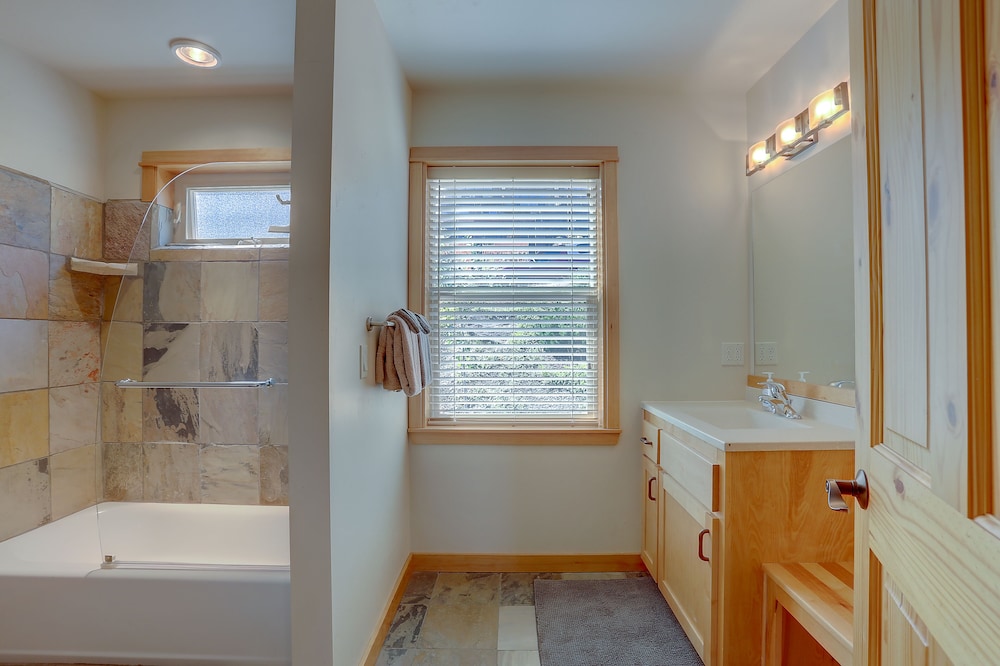 Hutson's Bridgeview **30 Day Minimum** 4 Bedroom Home by RedAwning