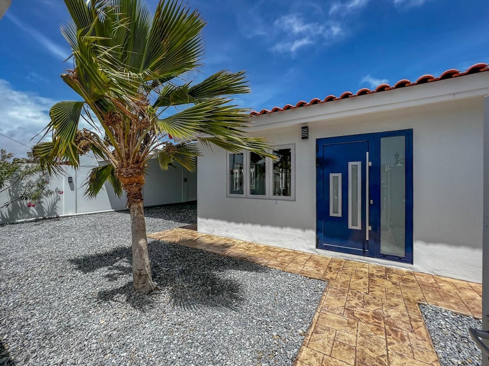 NEW 5BR Villa w Pool Patio Great Location