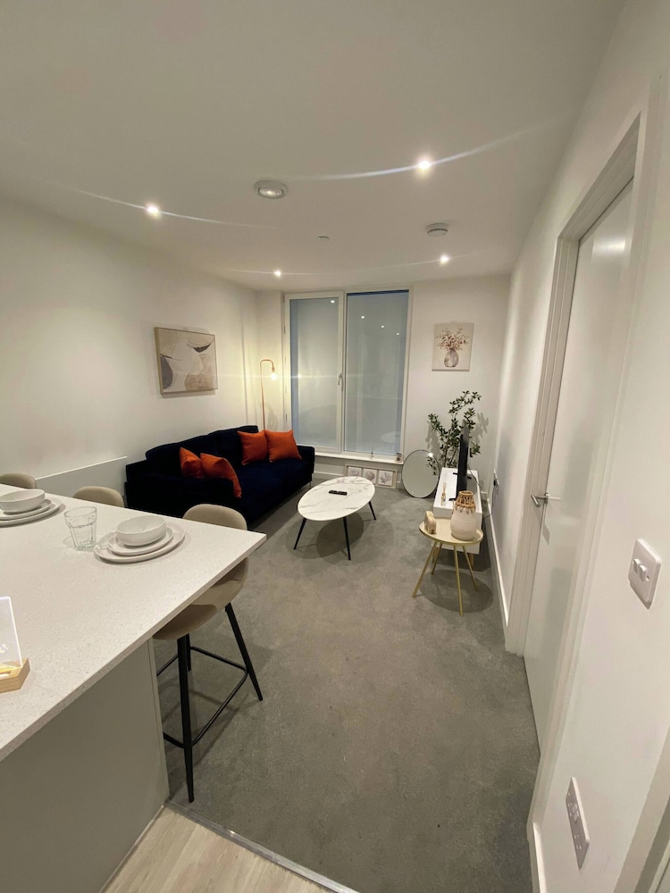 Lakeside - Central Apartment - Free Parking - Cinema Room