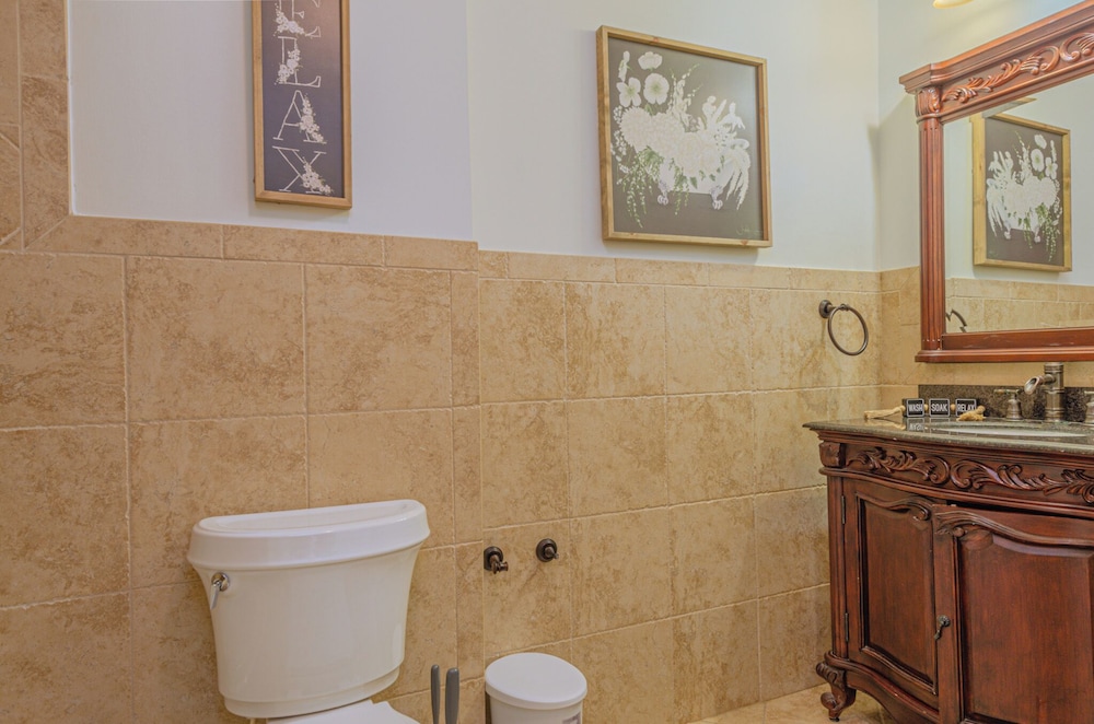 Relaxing 3BR Getaway with Pool and games