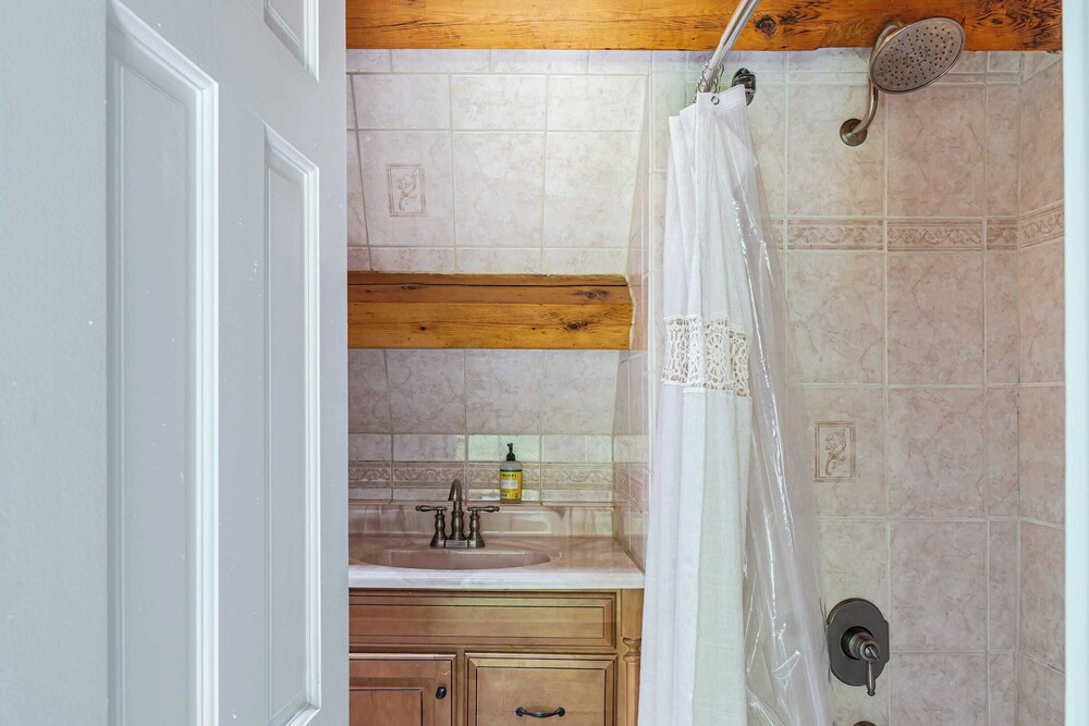 Pool+hot Tub, Firepit Near Hikes, Shops, Dining Cragswood Lodge by Avantstay