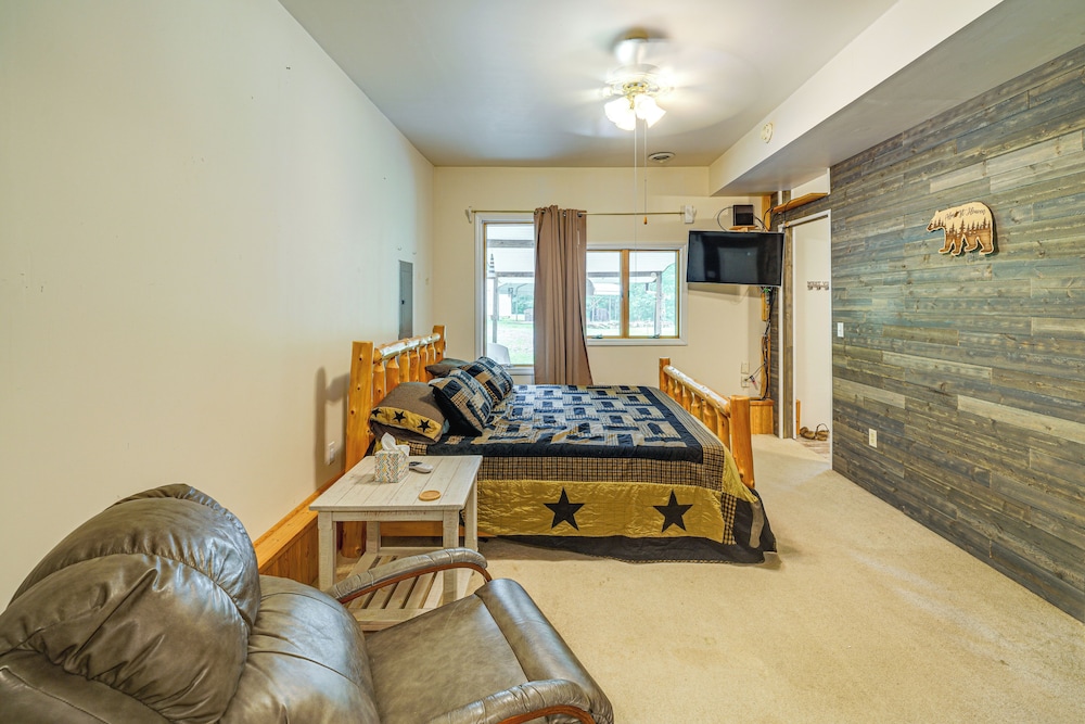 Hot Tub + Pet Friendly: Quiet French Creek Getaway