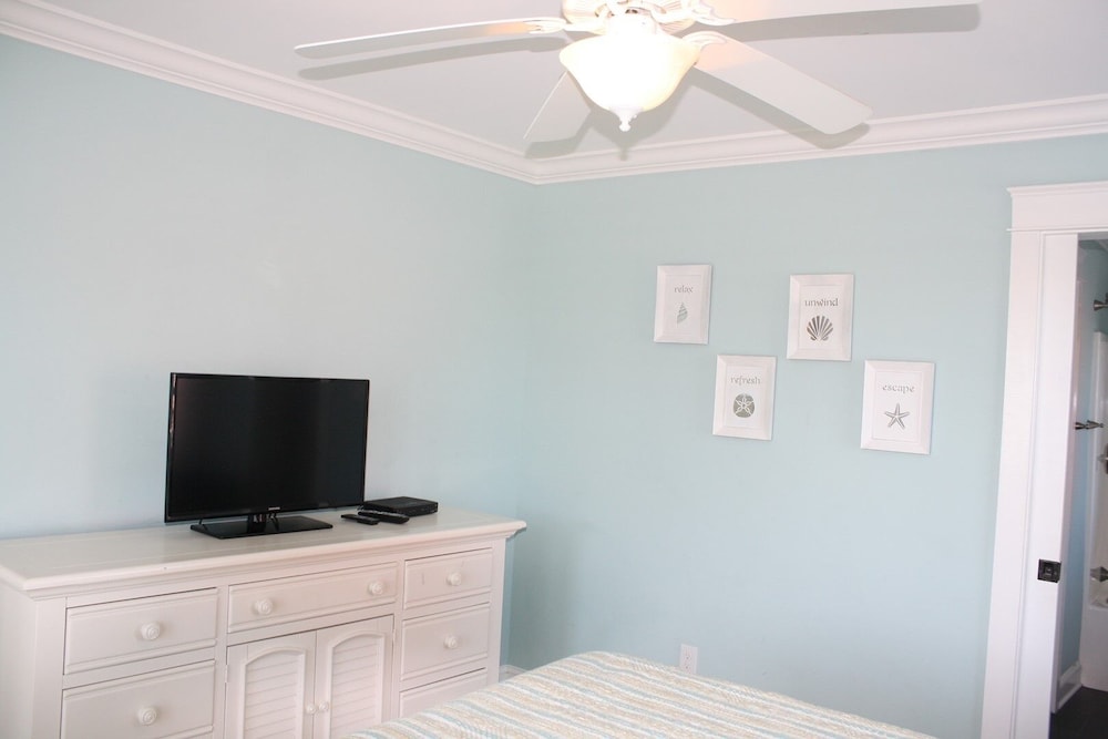 Beach Crew 4 Bedroom Home by RedAwning