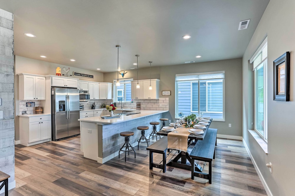 Spacious, Rustic Spearfish Home: Walk to Downtown! view 4