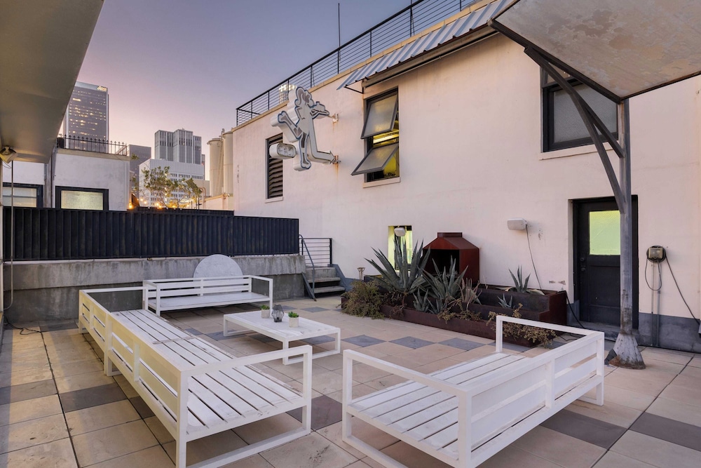 Skyline Lofts by Avantstay: a Multi-level Industrial-chic Retreat in Dtla With Rooftop Views, Soaring Ceilings & Steps to Dining, Music & Culture